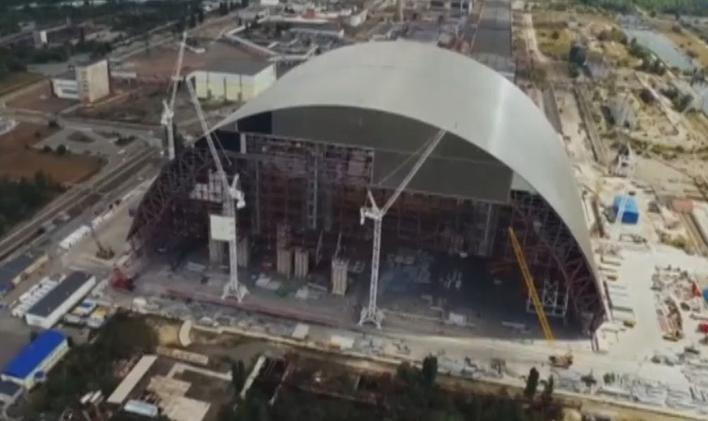 Nad zničeným černobylským reaktorem roste nový sarkofág. Dovolí stavbu rozebrat