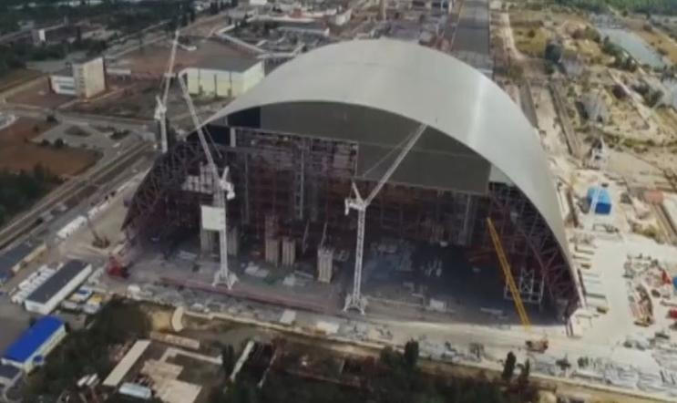 Nad zničeným černobylským reaktorem roste nový sarkofág. Dovolí stavbu rozebrat