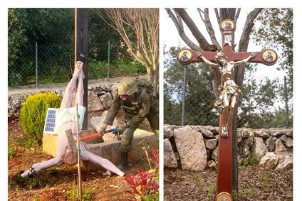 Izraelský voják rozbíjí sochu  Ježíše a náhrada za zničenou sochu.