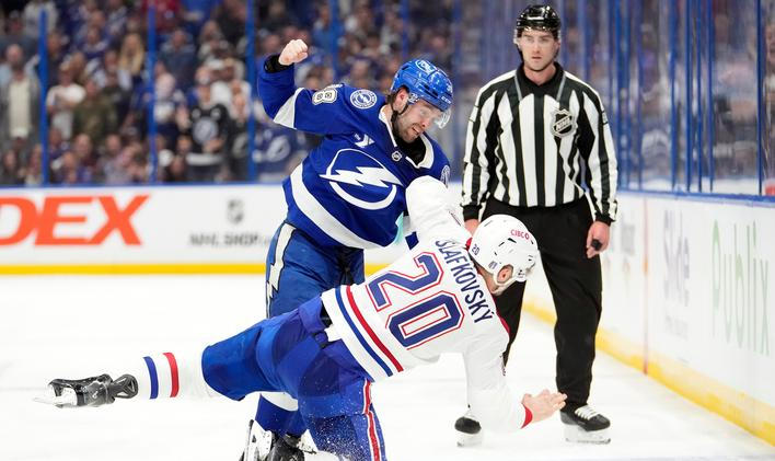 Brandon Hagel z Tampy v bitce s Jurajem Slafkovským z Montrealu