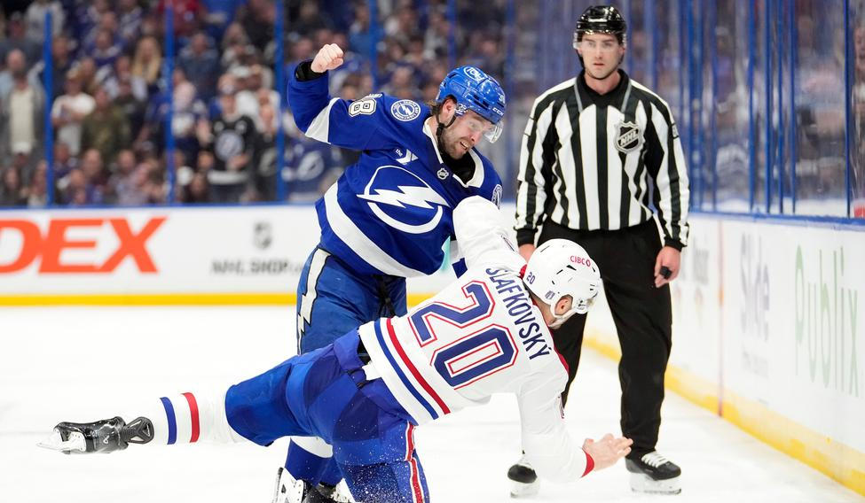 Brandon Hagel z Tampy v bitce s Jurajem Slafkovským z Montrealu