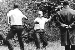 Gaston Defferre a René Ribière spolu svedli  21. dubna 1967 poslední oficiální souboj kordy ve francouzské historii.