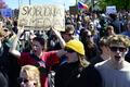 demonstrace Média nedáme! , protest, pochod, studenti, transparent --- Protest march by students in support of Czech public service media