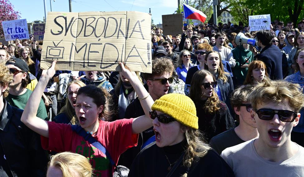 demonstrace Média nedáme! , protest, pochod, studenti, transparent --- Protest march by students in support of Czech public service media