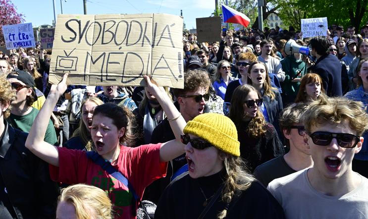 demonstrace Média nedáme! , protest, pochod, studenti, transparent --- Protest march by students in support of Czech public service media