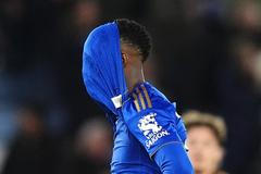 Patson Daka z Leicesteru po zápase, který rozhodl o sestupu týmu do třetí nejvyšší anglické soutěže.