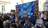 demonstrace Média nedáme! , protest, pochod, studenti, transparent --- Protest march by students in support of Czech public service media