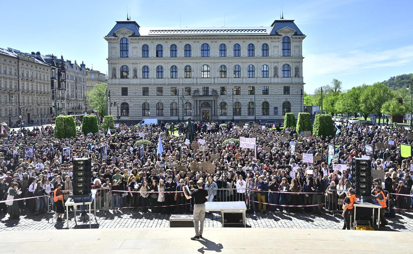 Protestní pochod studentů středních a vysokých škol k ministerstvu kultury na podporu veřejnoprávních médií, 22. dubna 2026, Praha.