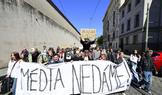 demonstrace Média nedáme! , protest, pochod, studenti, transparent --- Protest march by students in support of Czech public service media