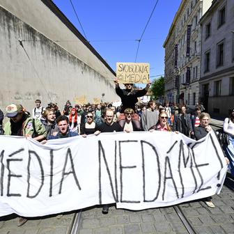 demonstrace Média nedáme! , protest, pochod, studenti, transparent --- Protest march by students in support of Czech public service media