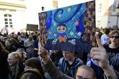 demonstrace Média nedáme! , protest, pochod, studenti, transparent --- Protest march by students in support of Czech public service media