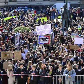 demonstrace Média nedáme!, protest, pochod, studenti, transparent, transparenty