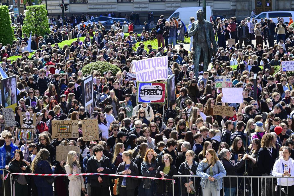 demonstrace Média nedáme!, protest, pochod, studenti, transparent, transparenty
