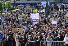demonstrace Média nedáme!, protest, pochod, studenti, transparent, transparenty