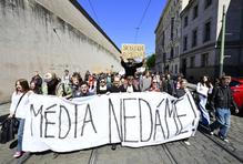 demonstrace Média nedáme! , protest, pochod, studenti, transparent --- Protest march by students in support of Czech public service media