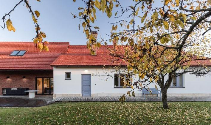 Chalupa v sadu nepředstavuje jen pouhou rekonstrukci domu.