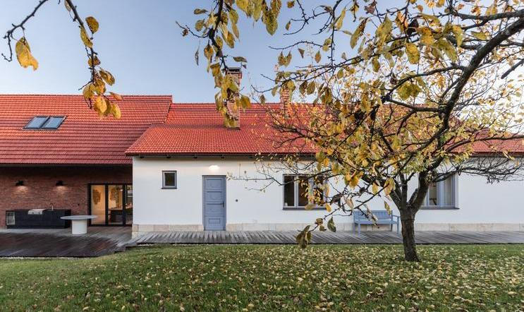 Chalupa v sadu nepředstavuje jen pouhou rekonstrukci domu.