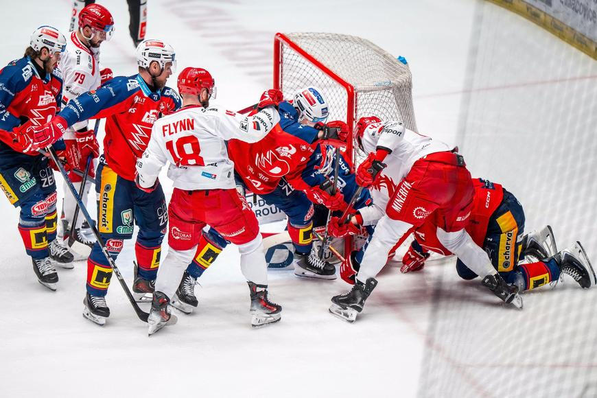 Třinec - Pardubice 4:4. Oceláři začali prodloužení aktivně, Dynamo ale zvedá hlavu