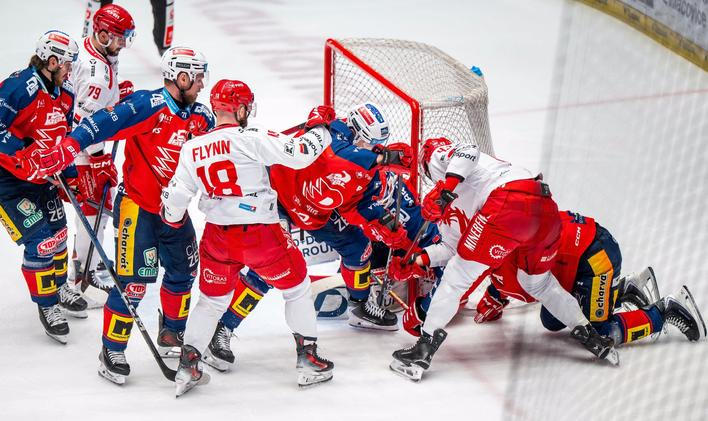 Skrumáž v zápase Třinec - Pardubice