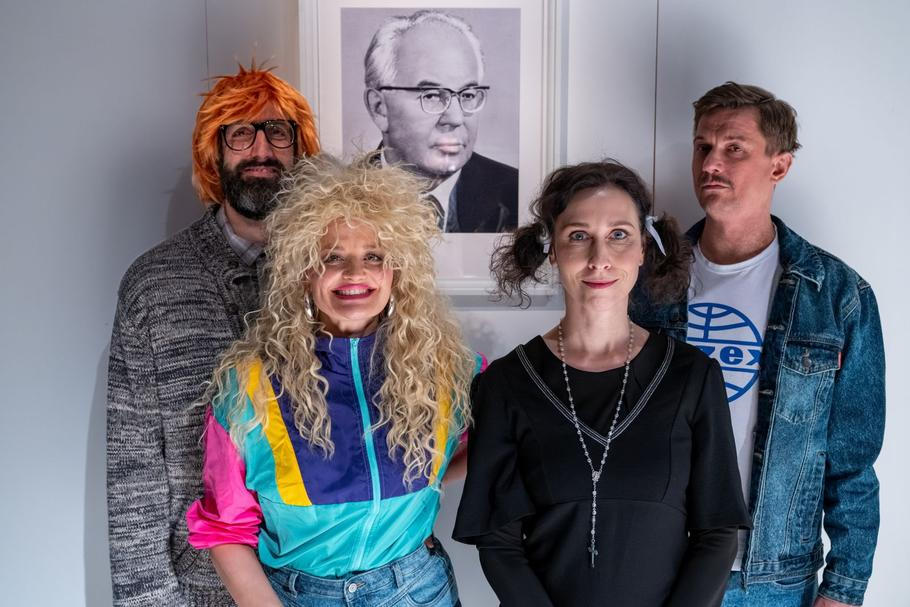 Z inscenace Husákovy děti Divadla Na Fidlovačce. Na snímku zleva Petr Vaněk, Erika Stárková, Eva Alner a Tomáš Měcháček.