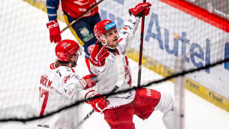 Hokejisté Třince slaví gól ve třetím finále play off extraligy