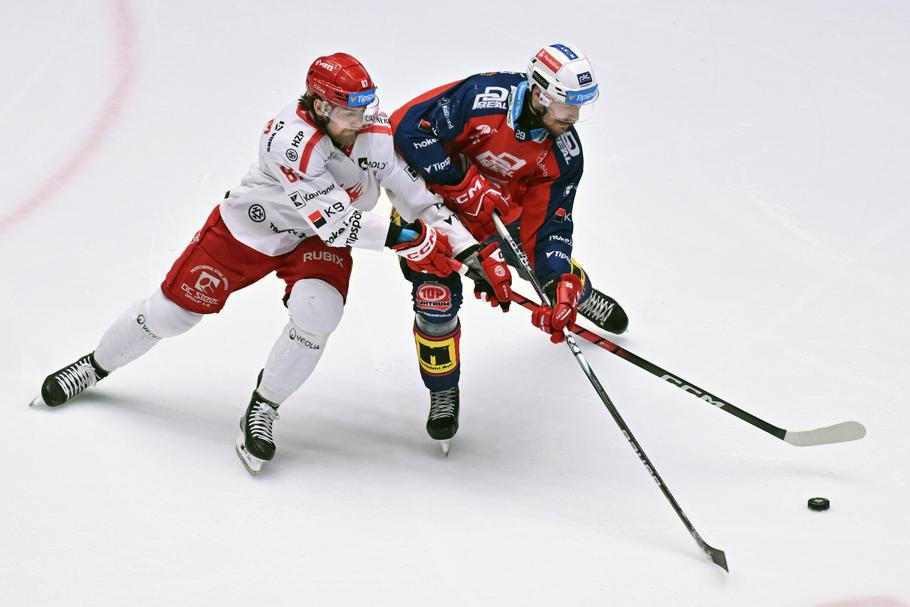 Michal Kovařčík z Třince a Miloš Kelemen z Pardubic ve třetím finále extraligy