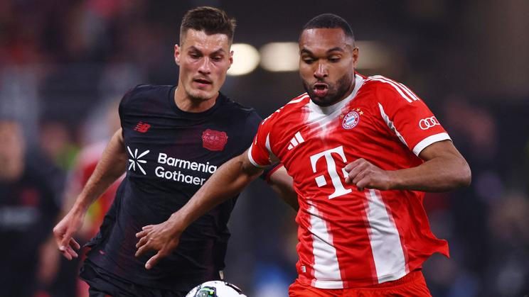 Patrik Schick a Jonathan Tah v zápase Bayer Leverkusen - Bayern Munich 