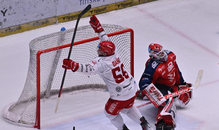 Marko Daňo rozhodl prodloužení třetího finále Třinec - Pardubice.