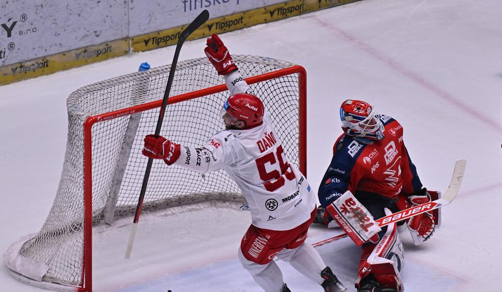 Marko Daňo rozhodl prodloužení třetího finále Třinec - Pardubice.