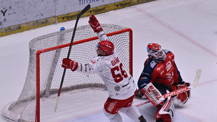 Marko Daňo rozhodl prodloužení třetího finále Třinec - Pardubice.