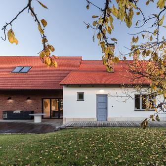 V podhůří Krkonoš, kde se nachází krajina zdobená loukami či sady, stojí chalupa s příběhem. Na první pohled nenápadné venkovské stavení v sobě totiž ukrývá překvapivě živou minulost. Právě tady se za první republiky scházeli lidé u piva, sdíleli novinky i obyčejné radosti dne…