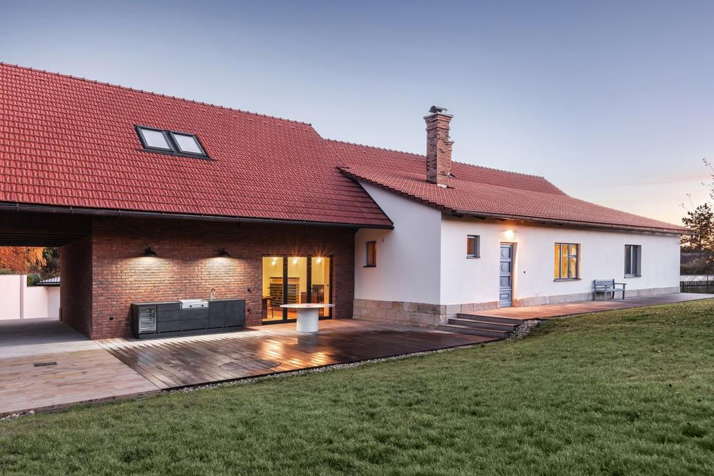 I když nešlo o razantní rekonstrukci celé nemovitosti, i zde najdete místo, které prošlo výraznější proměnou: bývalý chlívek. Místo něj zde dnes stojí moderní vinárna, která stírá hranice mezi interiérem a exteriérem. 