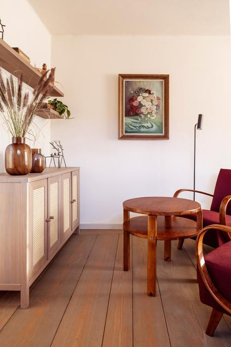 Velký důraz autorka společně se zadavateli i pracovníky kladla na přírodní materiály a poctivé zpracování. Masivní dřevo, přírodní kámen a místní pískovec tvoří základ, který je doplněn pečlivě vybranými solitéry. 