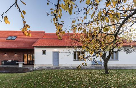 V podhůří Krkonoš, kde se nachází krajina zdobená loukami či sady, stojí chalupa s příběhem. Na první pohled nenápadné venkovské stavení v sobě totiž ukrývá překvapivě živou minulost. Právě tady se za první republiky scházeli lidé u piva, sdíleli novinky i obyčejné radosti dne…