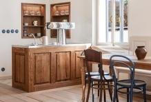 „Chtěli jsme zachovat genius loci místa a navázat na jeho společenskou funkci,“ popisuje autorka návrhu Šárka Horáková. Původní hospoda proto zůstala téměř nedotčená.