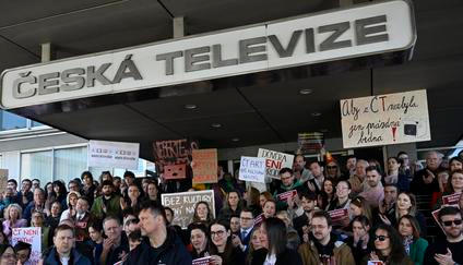 Briefing odborů České televize a iniciativy Veřejnoprávně k aktuálnímu dění v souvislosti s navrhovanými změnami financování médií veřejné služby, 22. dubna 2026, Praha. Vlevo editorka Zuzana Bančanská a vpředu novinář Jan Moláček z iniciativy Veřejnoprávně.