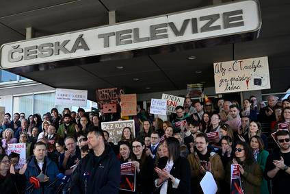 Briefing odborů České televize a iniciativy Veřejnoprávně k aktuálnímu dění v souvislosti s navrhovanými změnami financování médií veřejné služby, 22. dubna 2026, Praha. Vlevo editorka Zuzana Bančanská a vpředu novinář Jan Moláček z iniciativy Veřejnoprávně.