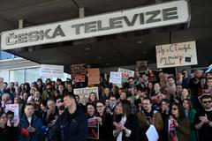 Briefing odborů České televize a iniciativy Veřejnoprávně k aktuálnímu dění v souvislosti s navrhovanými změnami financování médií veřejné služby, 22. dubna 2026, Praha. Vlevo editorka Zuzana Bančanská a vpředu novinář Jan Moláček z iniciativy Veřejnoprávně.