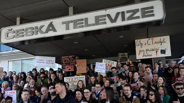 Briefing odborů České televize a iniciativy Veřejnoprávně k aktuálnímu dění v souvislosti s navrhovanými změnami financování médií veřejné služby, 22. dubna 2026, Praha. Vlevo editorka Zuzana Bančanská a vpředu novinář Jan Moláček z iniciativy Veřejnoprávně.