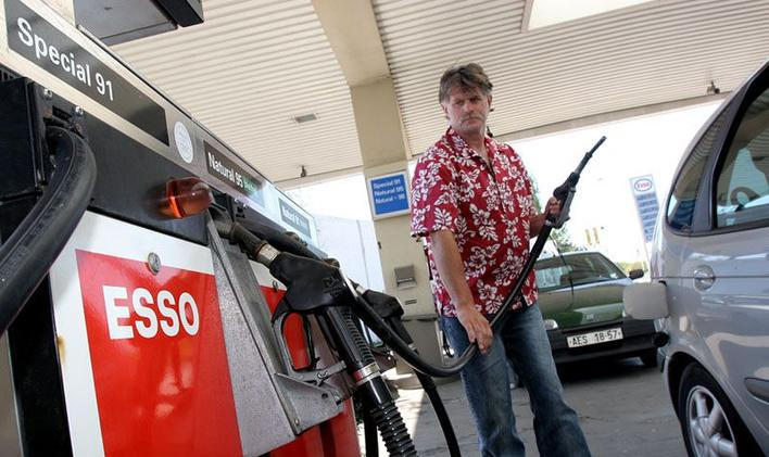 Benzinová pumpa Esso na Evropské v Praze