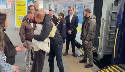 Princ Harry po příjezdu do Kyjeva, kam dorazil vlakem z Polska. Na neohlášené návštěvě chce upozornit na pokračující válku a podpořit Ukrajince.