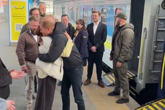 Princ Harry po příjezdu do Kyjeva, kam dorazil vlakem z Polska. Na neohlášené návštěvě chce upozornit na pokračující válku a podpořit Ukrajince.