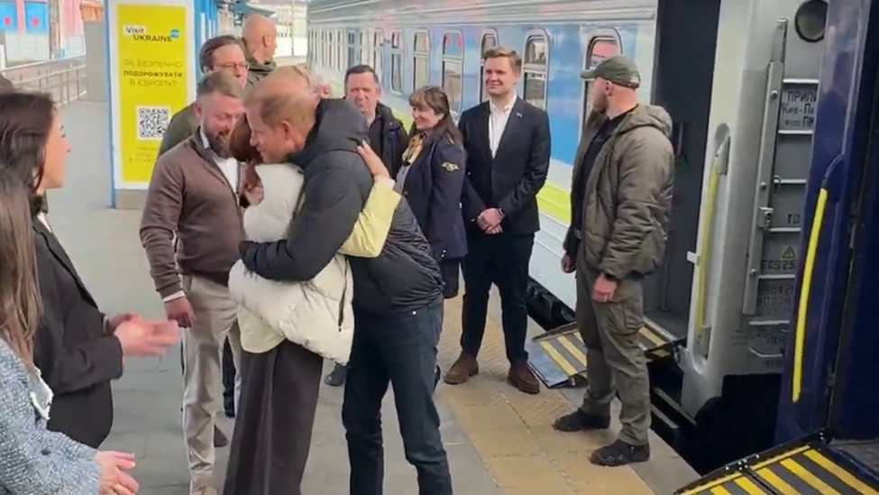 Princ Harry po příjezdu do Kyjeva, kam dorazil vlakem z Polska. Na neohlášené návštěvě chce upozornit na pokračující válku a podpořit Ukrajince.