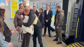 Princ Harry po příjezdu do Kyjeva, kam dorazil vlakem z Polska. Na neohlášené návštěvě chce upozornit na pokračující válku a podpořit Ukrajince.