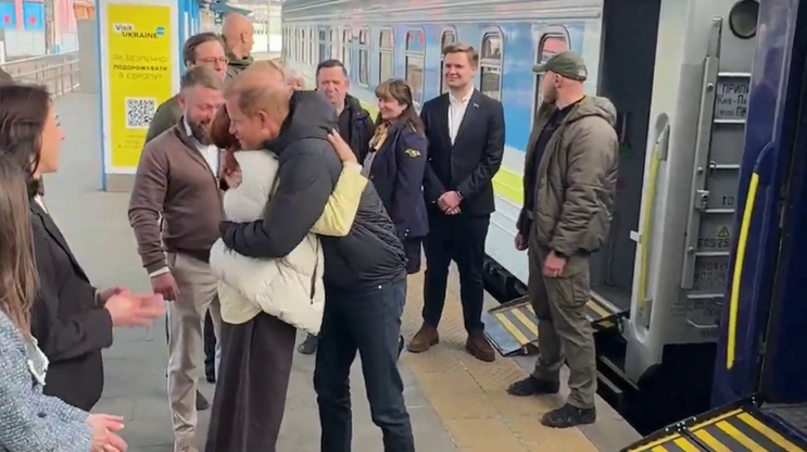 Princ Harry po příjezdu do Kyjeva, kam dorazil vlakem z Polska. Na neohlášené návštěvě chce upozornit na pokračující válku a podpořit Ukrajince.