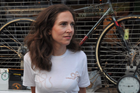 Hannah Ross pracuje pro nezávislého nakladatele v Londýně a píše knihy. Je také členkou místního cyklistického klubu a působí v charitativní organizaci, která pomáhá uprchlickým ženám naučit se jezdit na kole. 