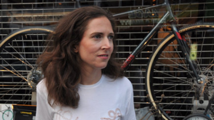 Hannah Ross pracuje pro nezávislého nakladatele v Londýně a píše knihy. Je také členkou místního cyklistického klubu a působí v charitativní organizaci, která pomáhá uprchlickým ženám naučit se jezdit na kole. 