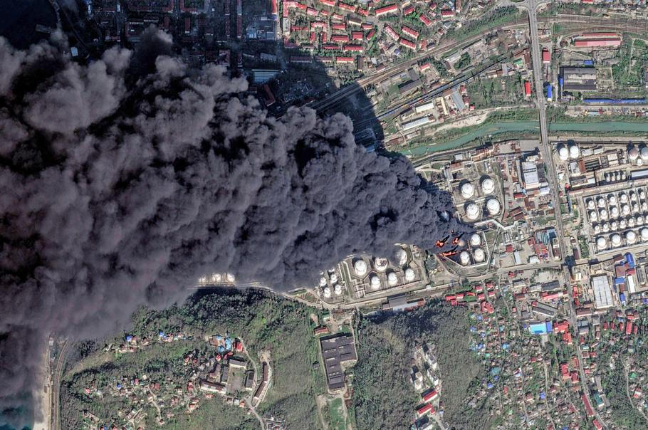 Hustý černý kouř podle satelitních snímků stoupá z rafinerie v ruském městě Tuapse, polovina dubna 2026.