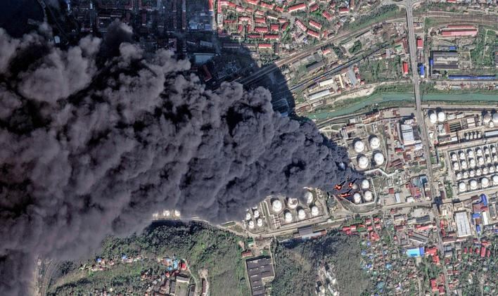 Hustý černý kouř podle satelitních snímků stoupá z rafinerie v ruském městě Tuapse, polovina dubna 2026. Ilustrační foto.