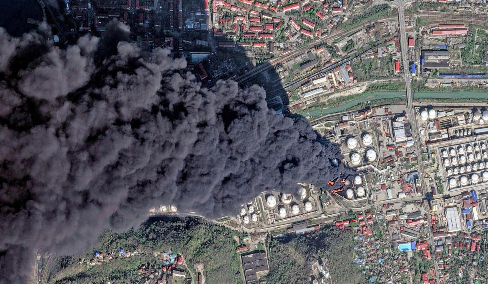 Hustý černý kouř podle satelitních snímků stoupá z rafinerie v ruském městě Tuapse, polovina dubna 2026. Ilustrační foto.